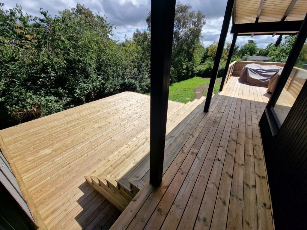 Nybygget træterrasse med udsigt til have