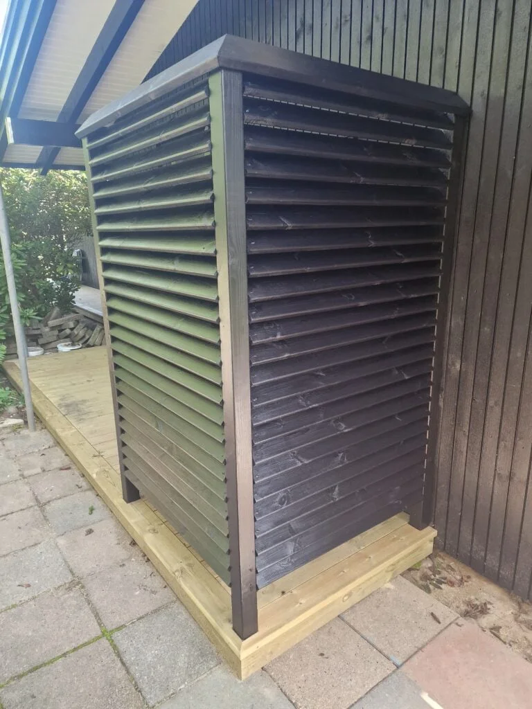 Trækasse til udendørs varmepumpe ved husmur